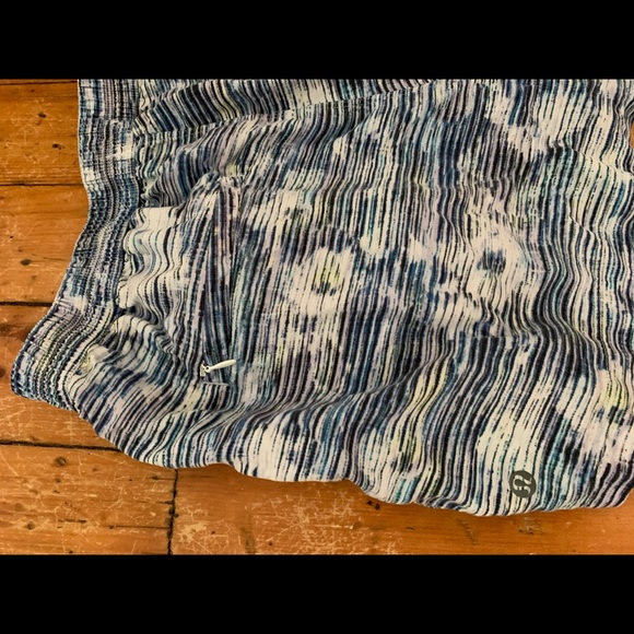 LULULEMON ๐ SHORTS size 8. LIKE NEW! - Picture 4 of 6
